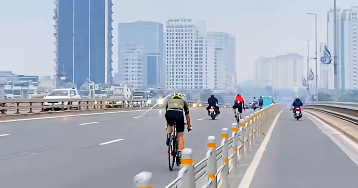 Cầu Nhật Tân: Nguy Cơ Từ Những Nhóm Đạp Xe Sai Làn Đường