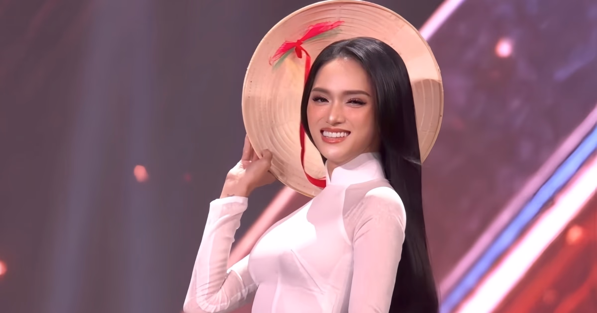 Hương Giang và Áo Dài Nữ Sinh: Khoảnh Khắc Lịch Sử tại Miss Universe