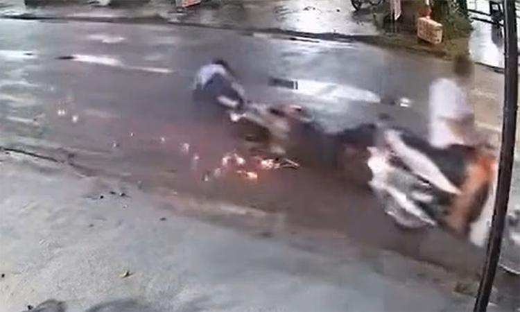 Xe máy ngã, an toàn giao thông