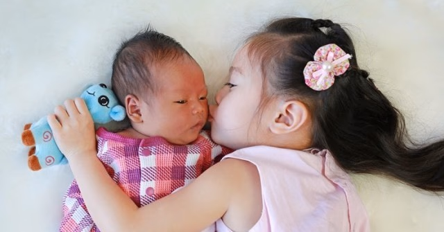 RSV Ở Trẻ Dưới 1 Tuổi: Nguy Cơ Từ Cái Ôm & Cách Phòng Tránh Hiệu Quả